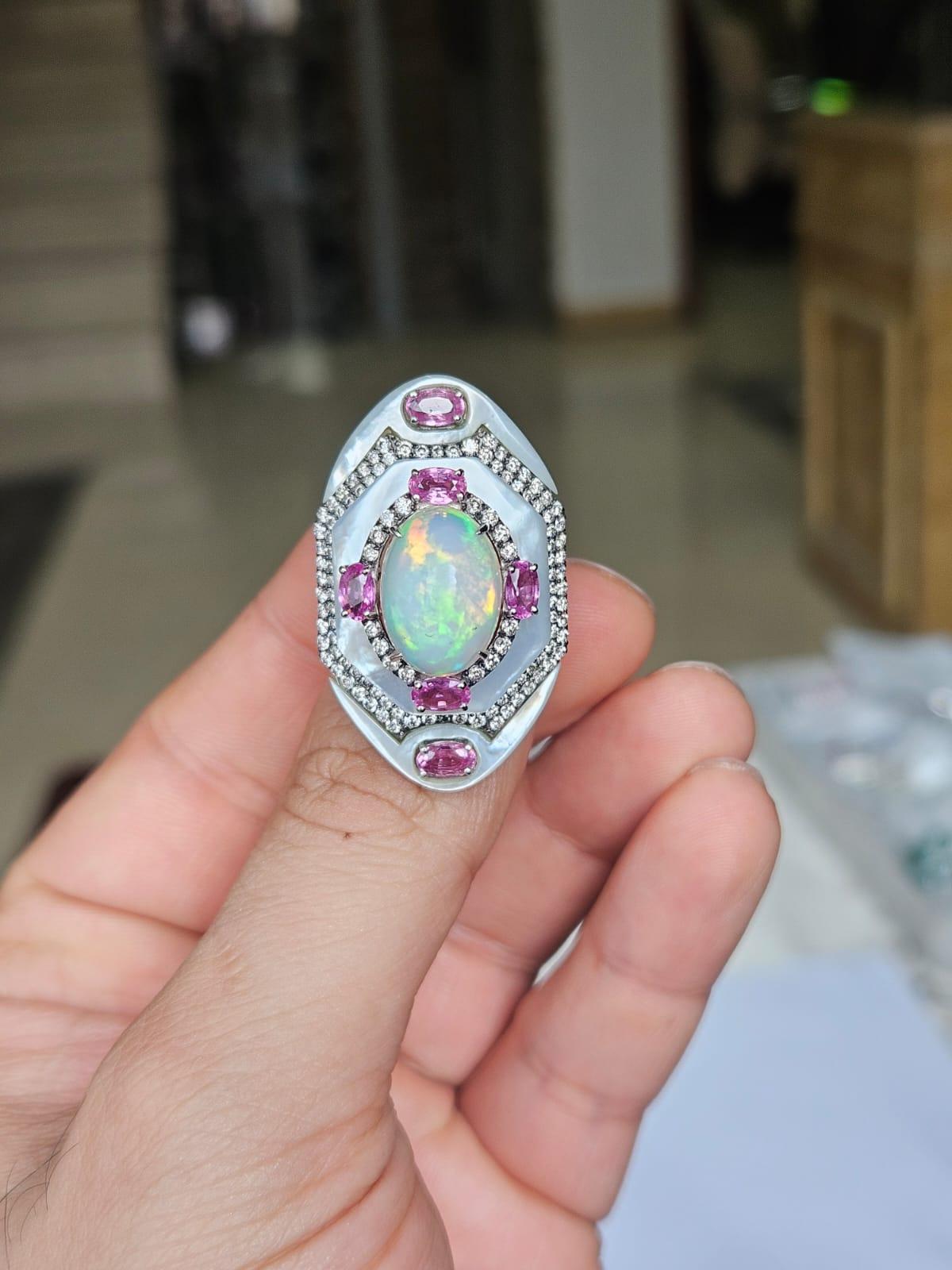 Eine sehr schöne und schöne, modernen Stil, äthiopischen Opal, Perlmutt & rosa Saphiren Cocktail-Ring in 18K Weißgold & natürliche Diamanten gesetzt. Das Gewicht des äthiopischen Opals beträgt 4.60 Karat. Das Gewicht der rosa Saphire beträgt 2.04