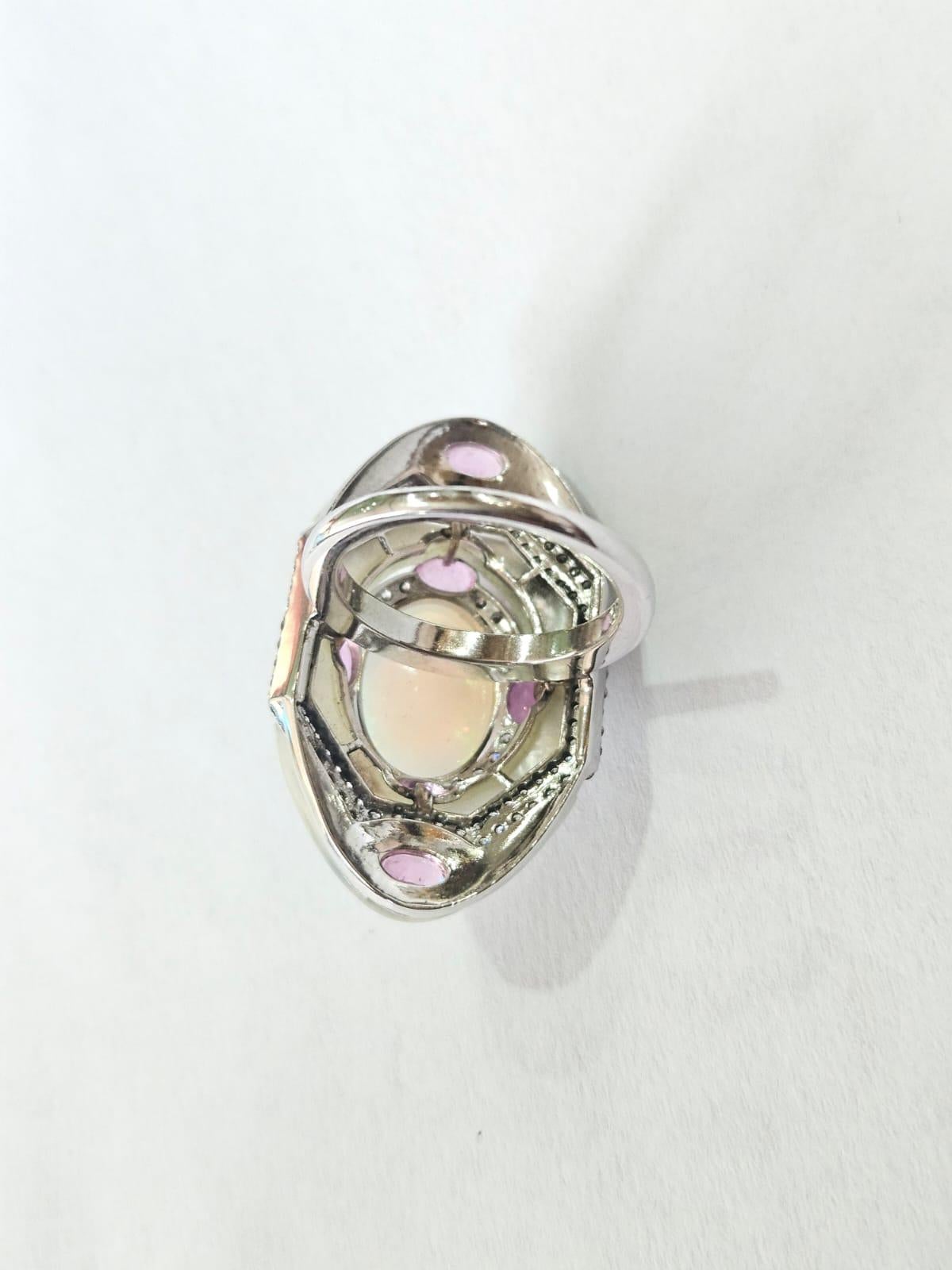 Ring aus 18 Karat Gold, äthiopischer Opal, Perlmutt, rosa Saphire und Diamanten (Art déco) im Angebot