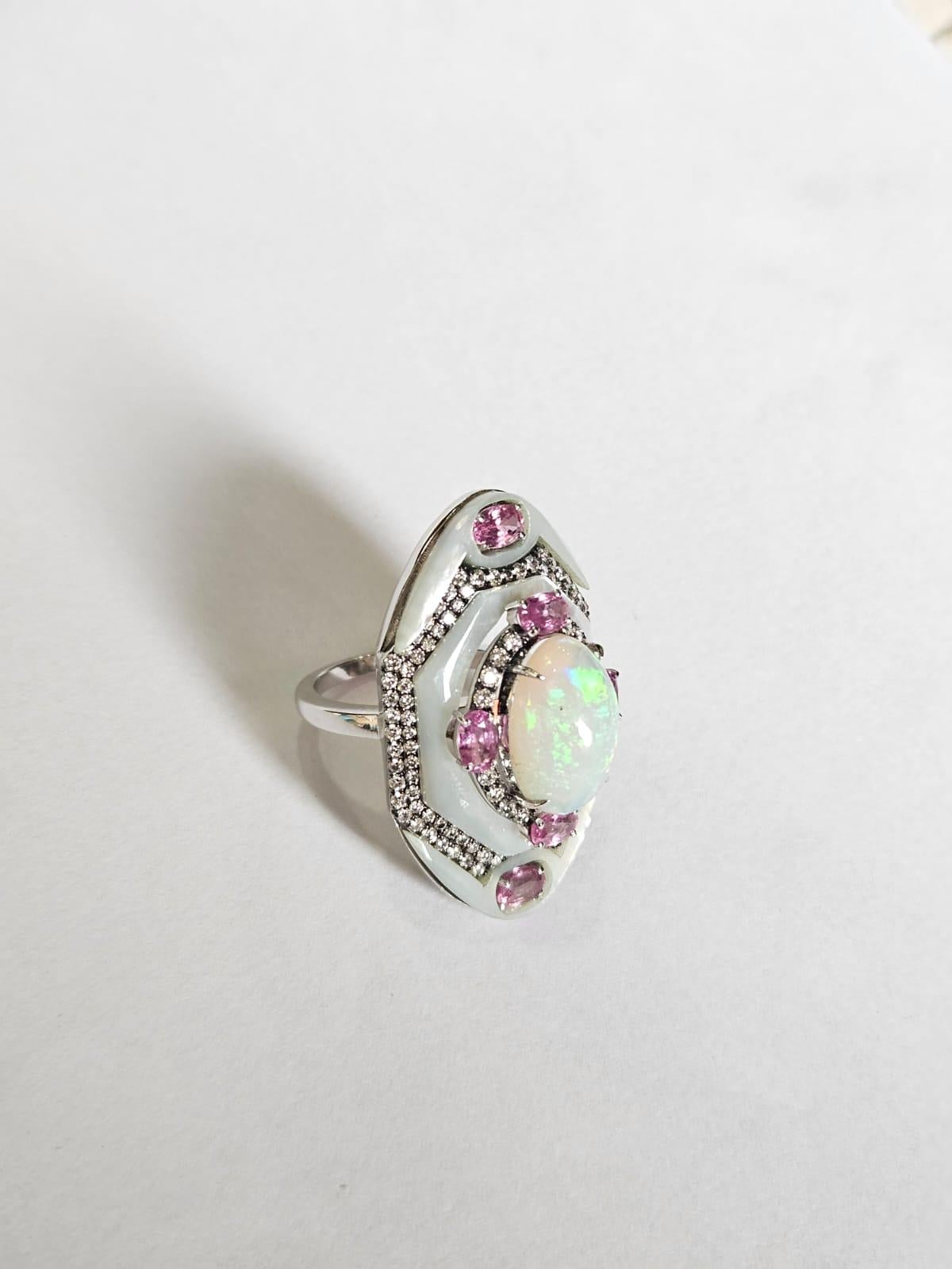 Ring aus 18 Karat Gold, äthiopischer Opal, Perlmutt, rosa Saphire und Diamanten (Ovalschliff) im Angebot