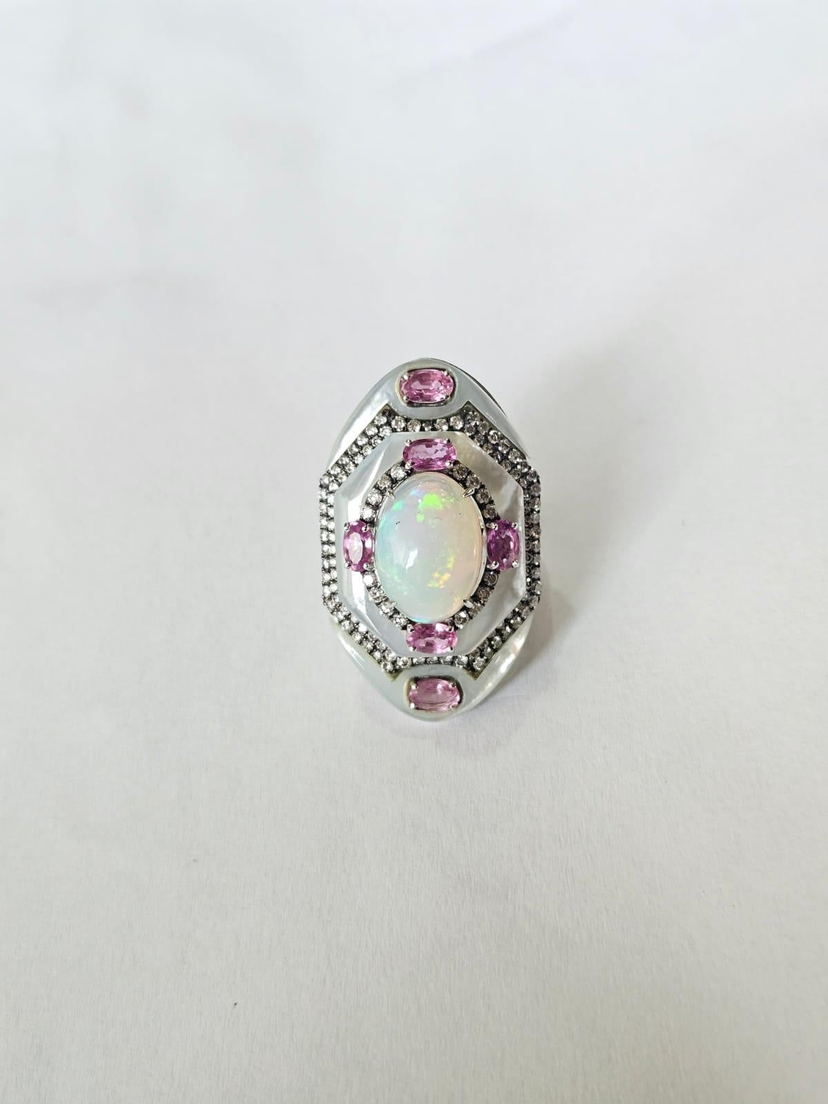 Ring aus 18 Karat Gold, äthiopischer Opal, Perlmutt, rosa Saphire und Diamanten im Zustand „Neu“ im Angebot in Hong Kong, HK