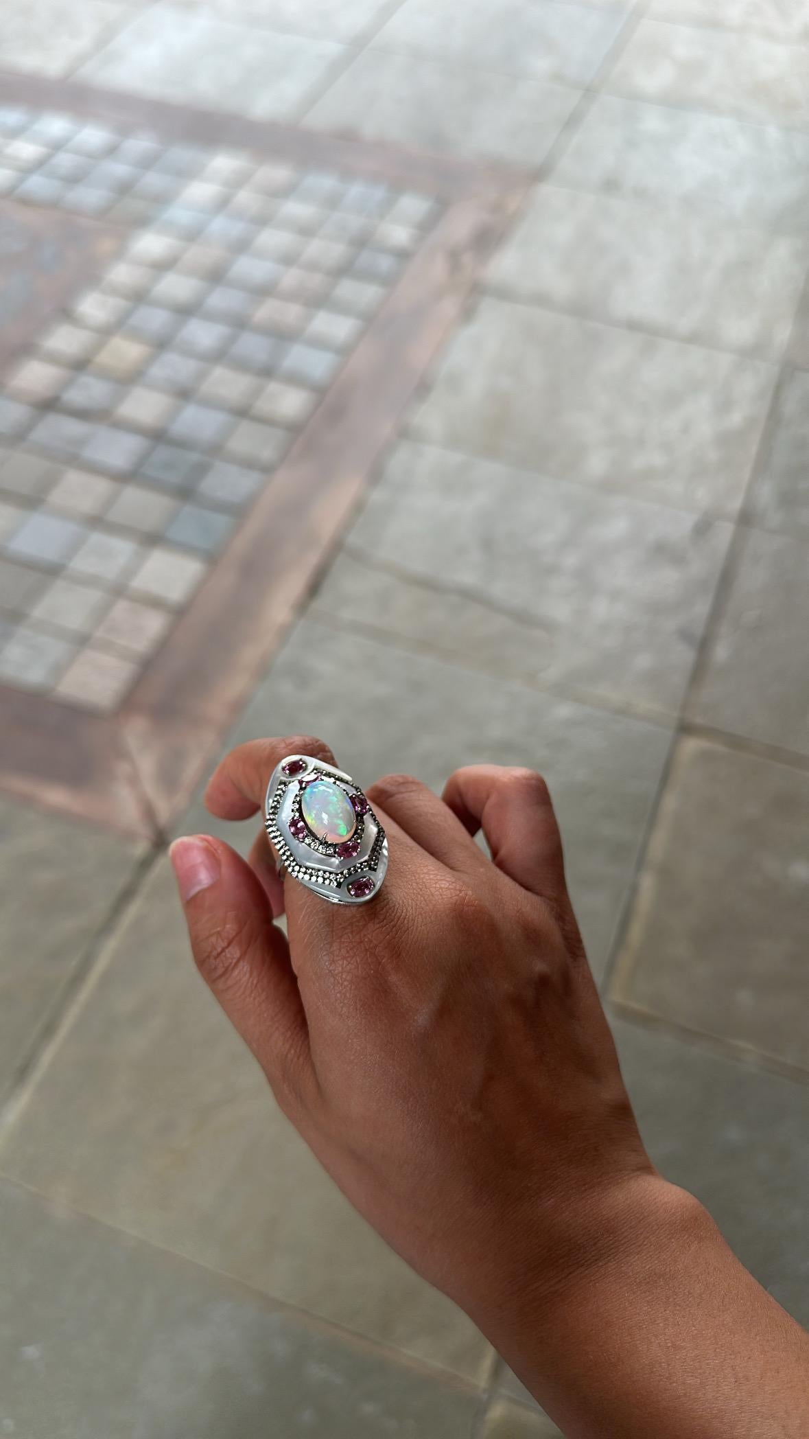Ring aus 18 Karat Gold, äthiopischer Opal, Perlmutt, rosa Saphire und Diamanten für Damen oder Herren im Angebot