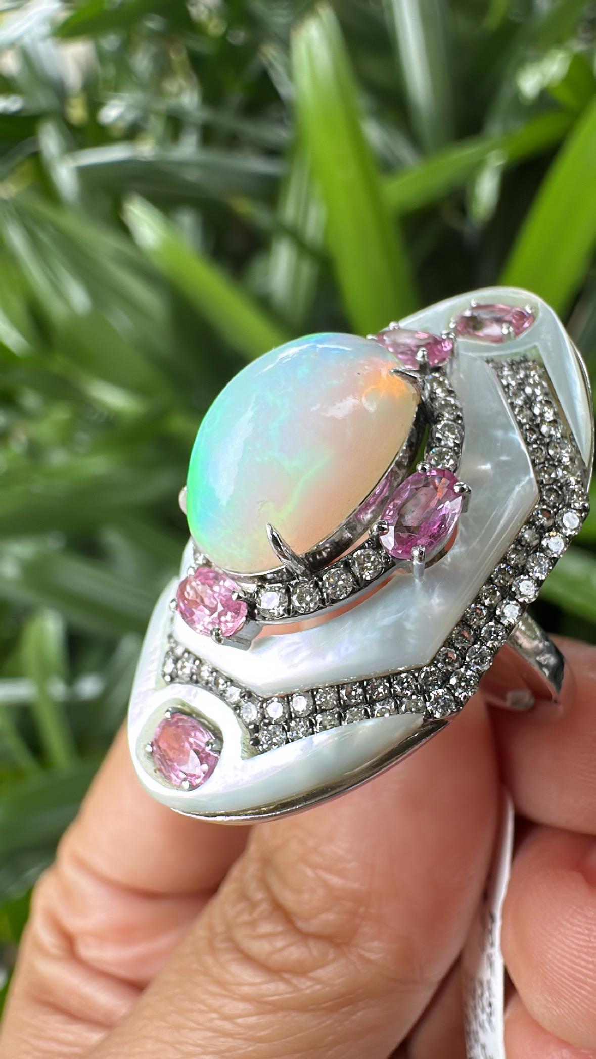Ring aus 18 Karat Gold, äthiopischer Opal, Perlmutt, rosa Saphire und Diamanten im Angebot 1