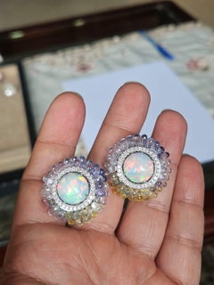Pendientes de botón con ópalo etíope, zafiros en forma de briolette de varios colores y diamantes, engastados en oro de 18 quilates