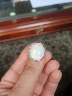 Äthiopischer Opal, mehrere Saphire & Diamanten, Cocktail-Kuppelring, gefasst in 18K Gold