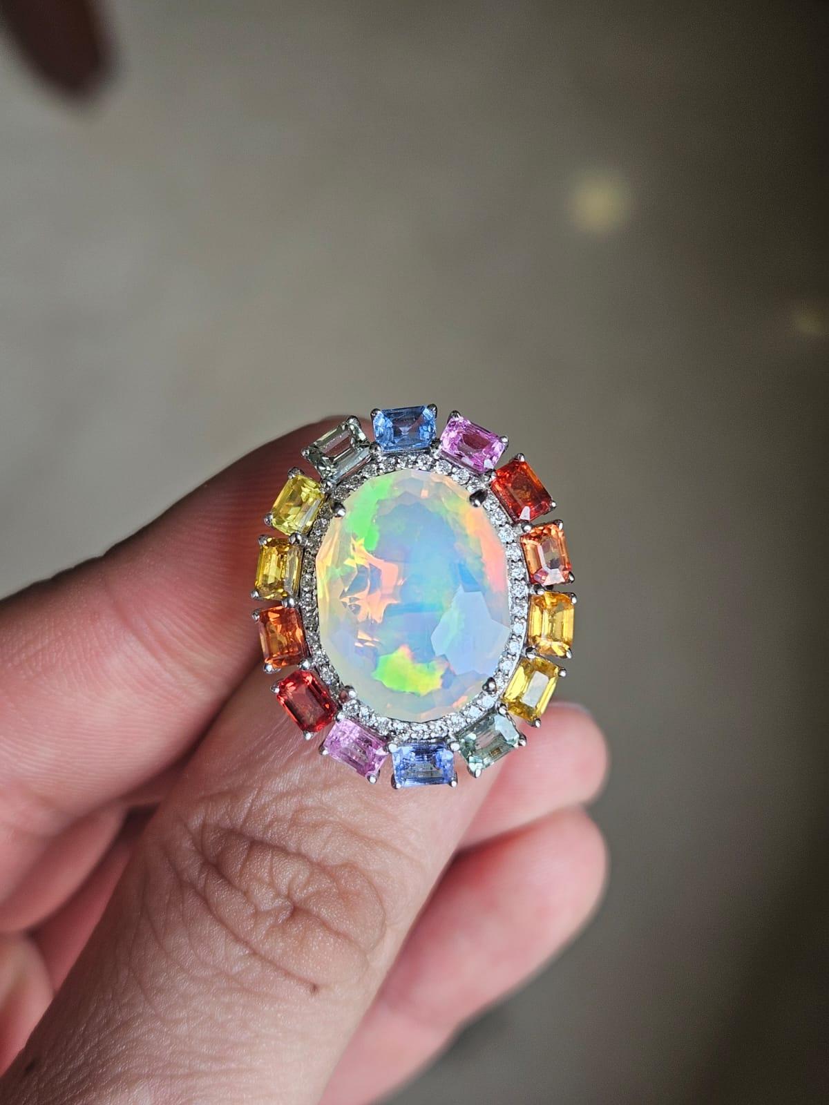 Eine sehr schöne und schöne, modernen Stil äthiopischen Opal & Multi Saphire Cocktail-Ring in 18K Gold & natürlichen Diamanten. Das Gewicht des äthiopischen Opals beträgt 6.83 Karat. Das Gewicht der Multi-Saphire liegt bei 4,05 Karat. Die