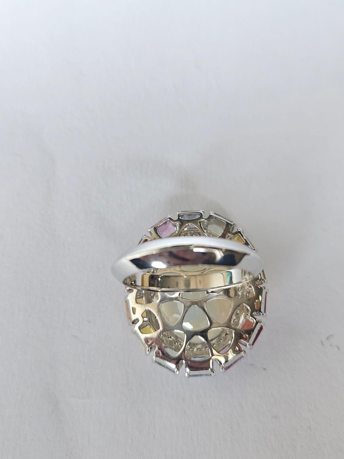 Cocktailring aus 18 Karat Gold, äthiopischem Opal, mehreren Saphiren und Diamanten (Moderne)