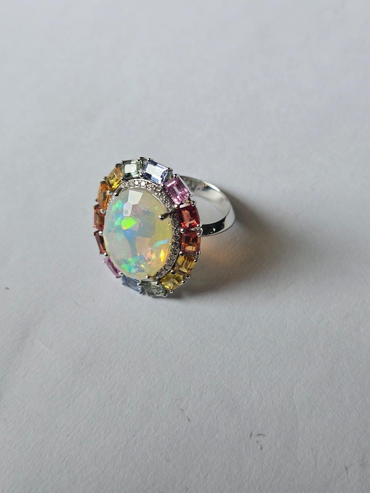Cocktailring aus 18 Karat Gold, äthiopischem Opal, mehreren Saphiren und Diamanten (Ovalschliff)