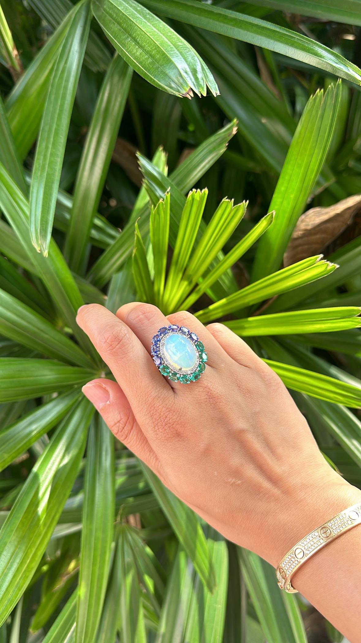 Cocktailring aus 18 Karat Gold, äthiopischem Opal, mehreren Saphiren und Diamanten für Damen oder Herren