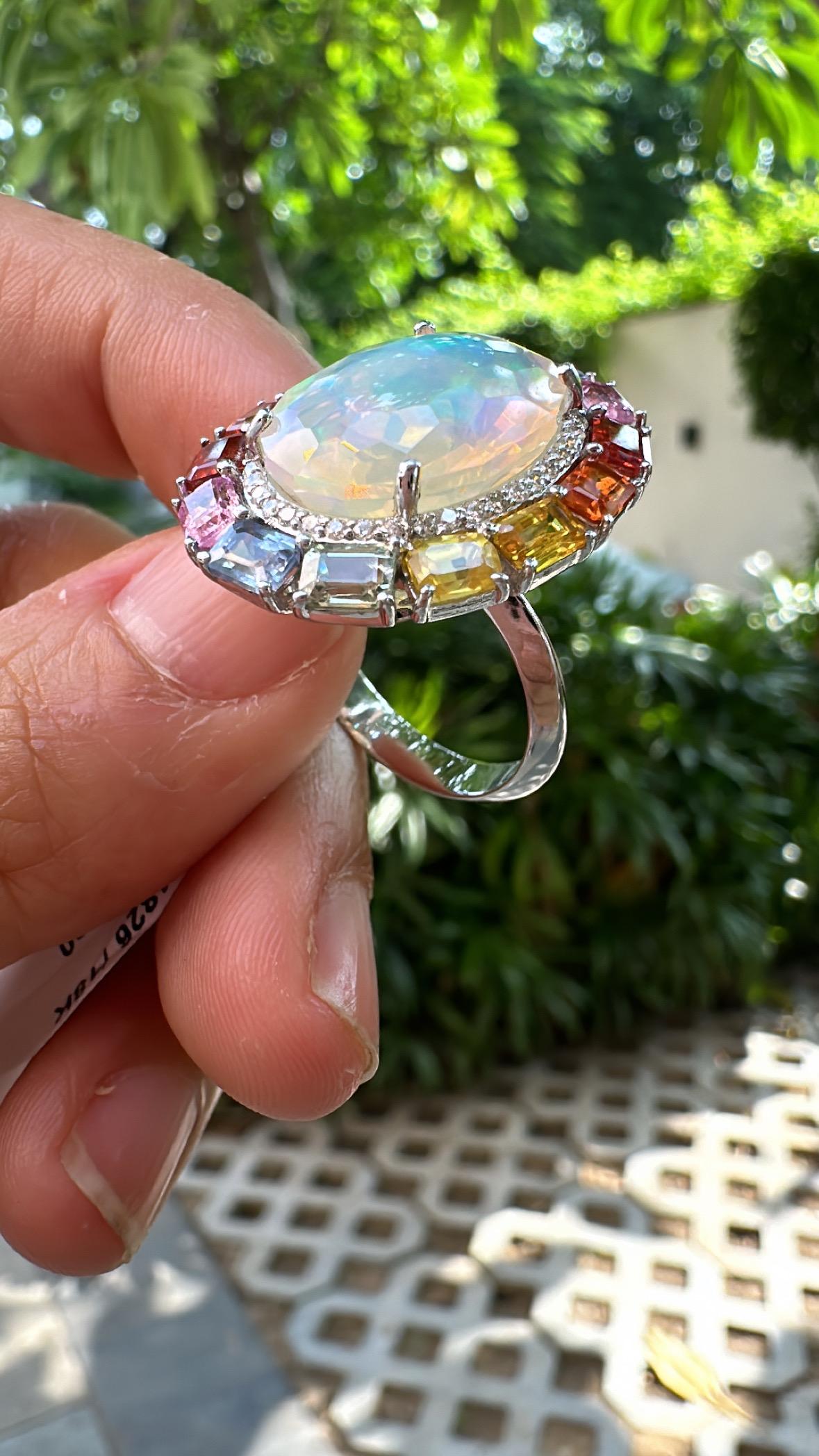 Cocktailring aus 18 Karat Gold, äthiopischem Opal, mehreren Saphiren und Diamanten 1