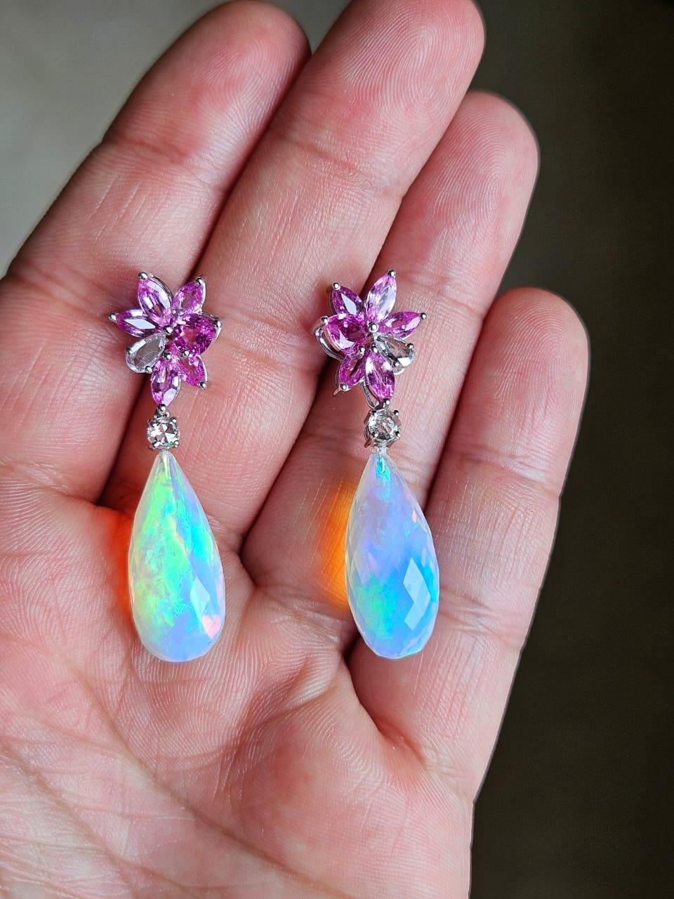 Magnifique paire de boucles d'oreilles pendantes en saphir rose et opale éthiopienne serties en or blanc 18 carats et diamants naturels. Le poids des gouttes d'opale éthiopienne est de 20,27 carats. Le poids des saphirs roses est de 3.48 carats. Les