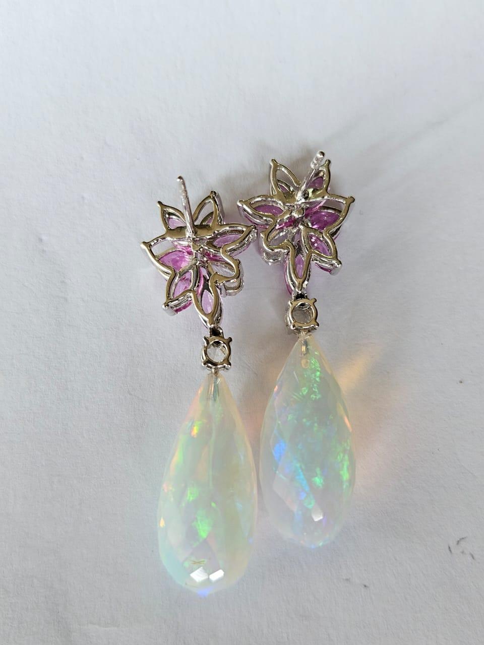 Moderne Boucles d'oreilles pendantes en or 18 carats, opale d'Éthiopie, saphirs roses et diamants taille rose en vente