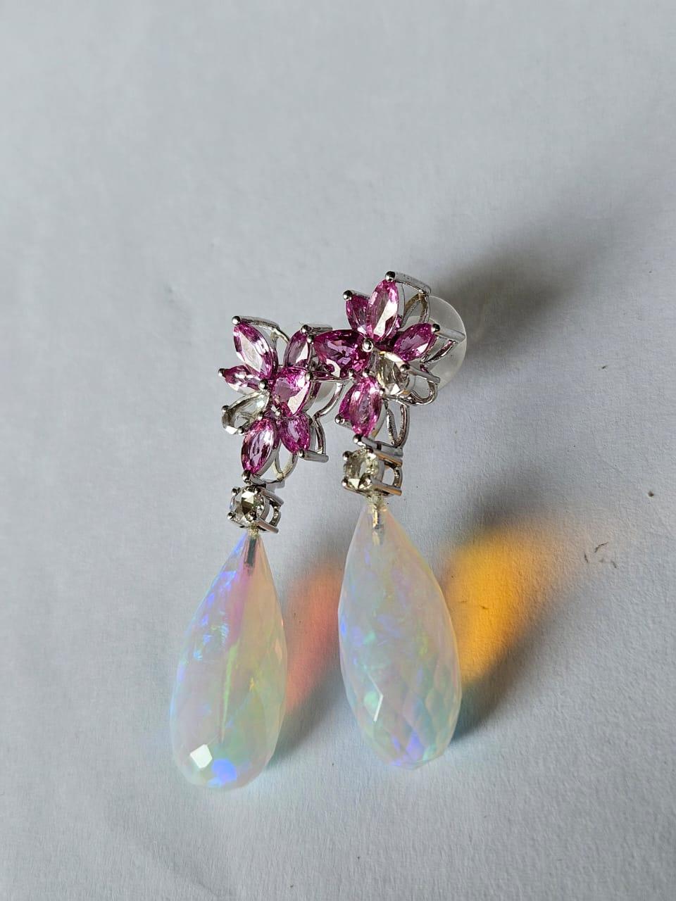 Taille rose Boucles d'oreilles pendantes en or 18 carats, opale d'Éthiopie, saphirs roses et diamants taille rose en vente