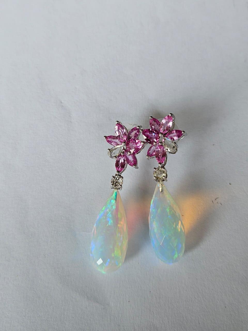 Boucles d'oreilles pendantes en or 18 carats, opale d'Éthiopie, saphirs roses et diamants taille rose Neuf - En vente à Hong Kong, HK