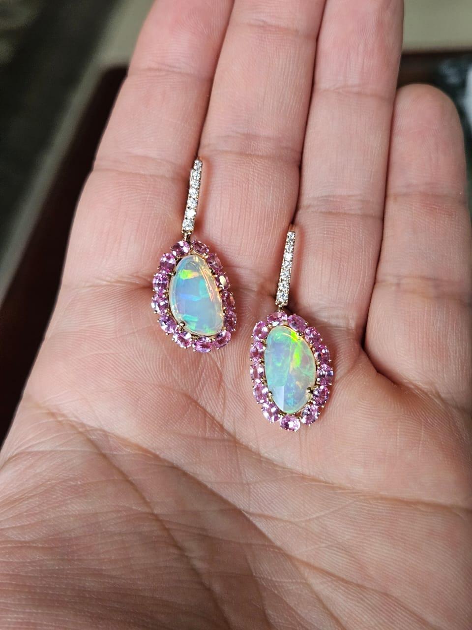Un bellissimo orecchino pendente in stile moderno con Opale e Zaffiri rosa, incastonato in oro rosa 18 carati e diamanti naturali. Il peso dell'opale etiope è di 2.80 carati. Il peso degli zaffiri rosa è di 3,20 carati. Gli zaffiri rosa sono di
