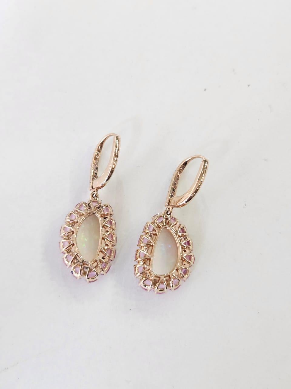 Moderno Orecchini pendenti in oro 18 carati, Opali etiopi, zaffiri rosa e diamanti in vendita