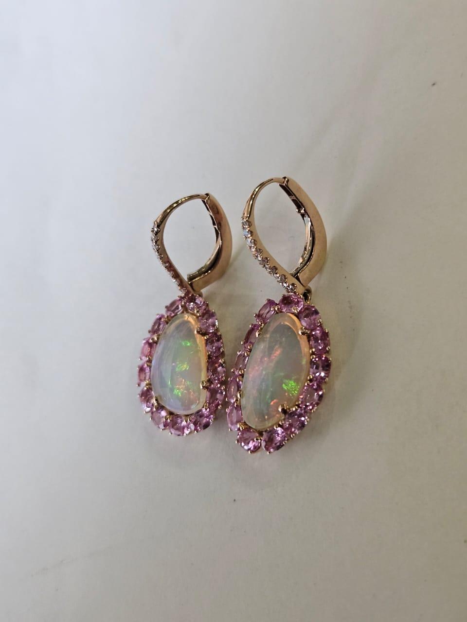 Taglio ovale Orecchini pendenti in oro 18 carati, Opali etiopi, zaffiri rosa e diamanti in vendita