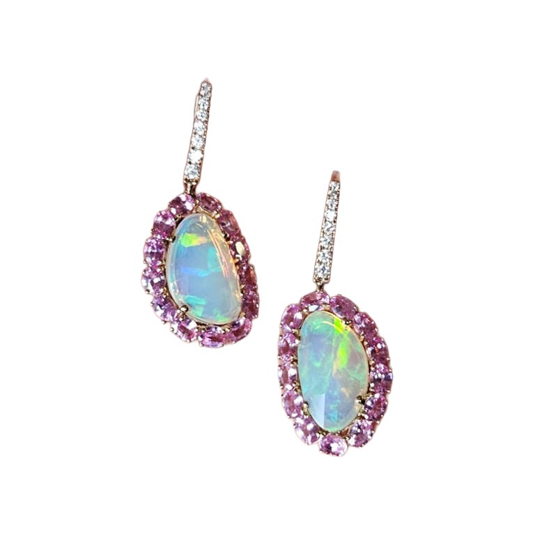 Boucles d'oreilles pendantes en or 18K serties d'opales éthiopiennes, de saphirs roses et de diamants