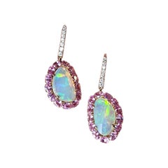 Boucles d'oreilles pendantes en or 18K serties d'opales éthiopiennes, de saphirs roses et de diamants
