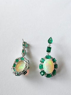 Pendientes tipo candelabro con ópalos etíopes, esmeraldas de Zambia y diamantes, engastados en oro de 18 quilates