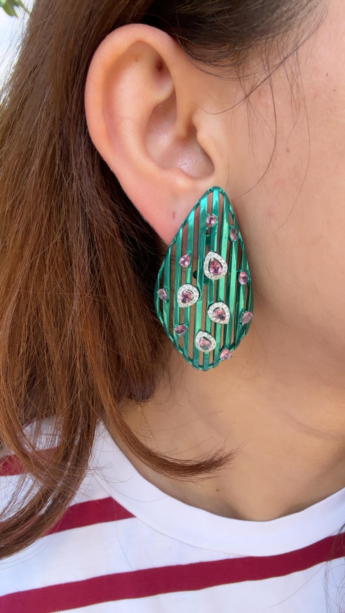 Orecchini chandelier in oro 18 carati, titanio verde, tormalina e diamanti in vendita 4