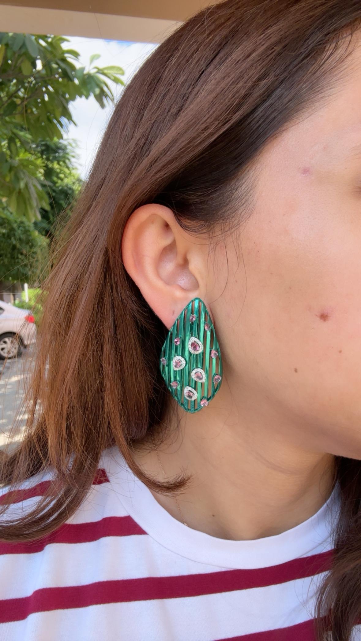 Orecchini chandelier in oro 18 carati, titanio verde, tormalina e diamanti in vendita 5