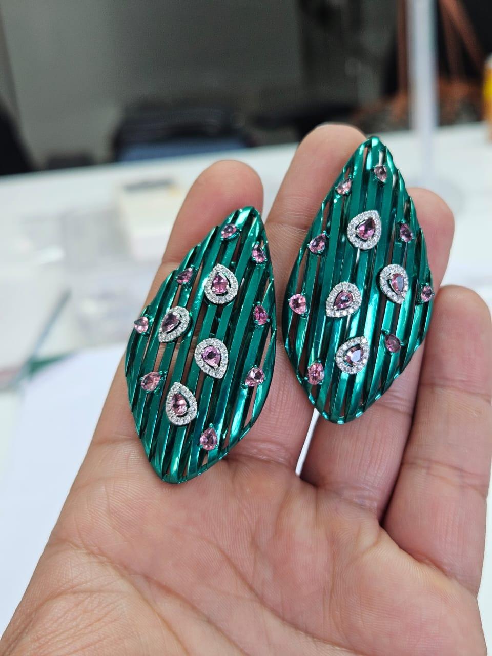 Bellissimi orecchini a lampadario con tormalina, in stile moderno, incastonati in oro bianco 18 carati e titanio verde. Il peso delle tormaline è di 2.97 carati. Il peso dei diamanti è di 0,63 carati. Il peso netto del metallo è di 11.38 grammi. Il