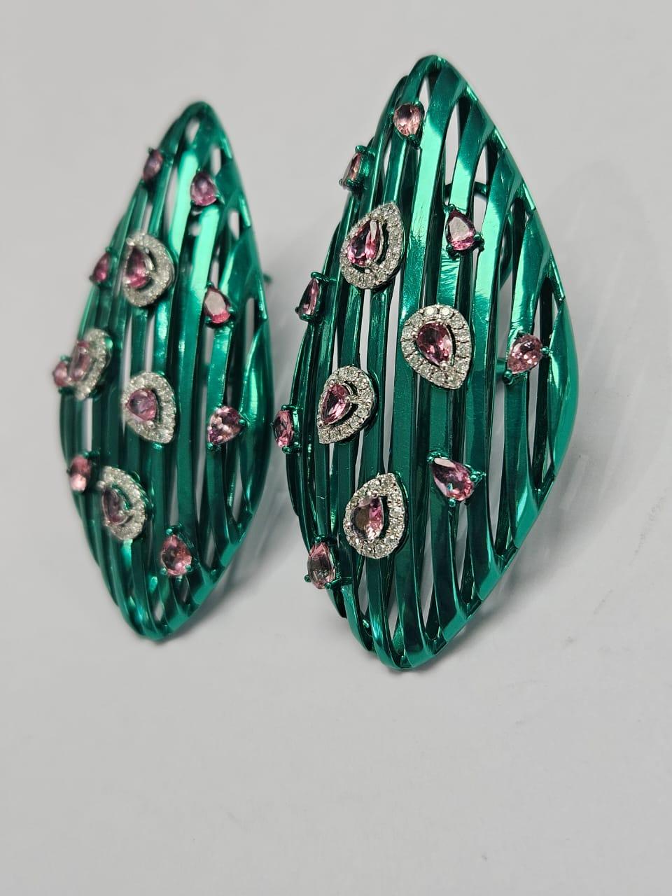 Taglio a goccia Orecchini chandelier in oro 18 carati, titanio verde, tormalina e diamanti in vendita