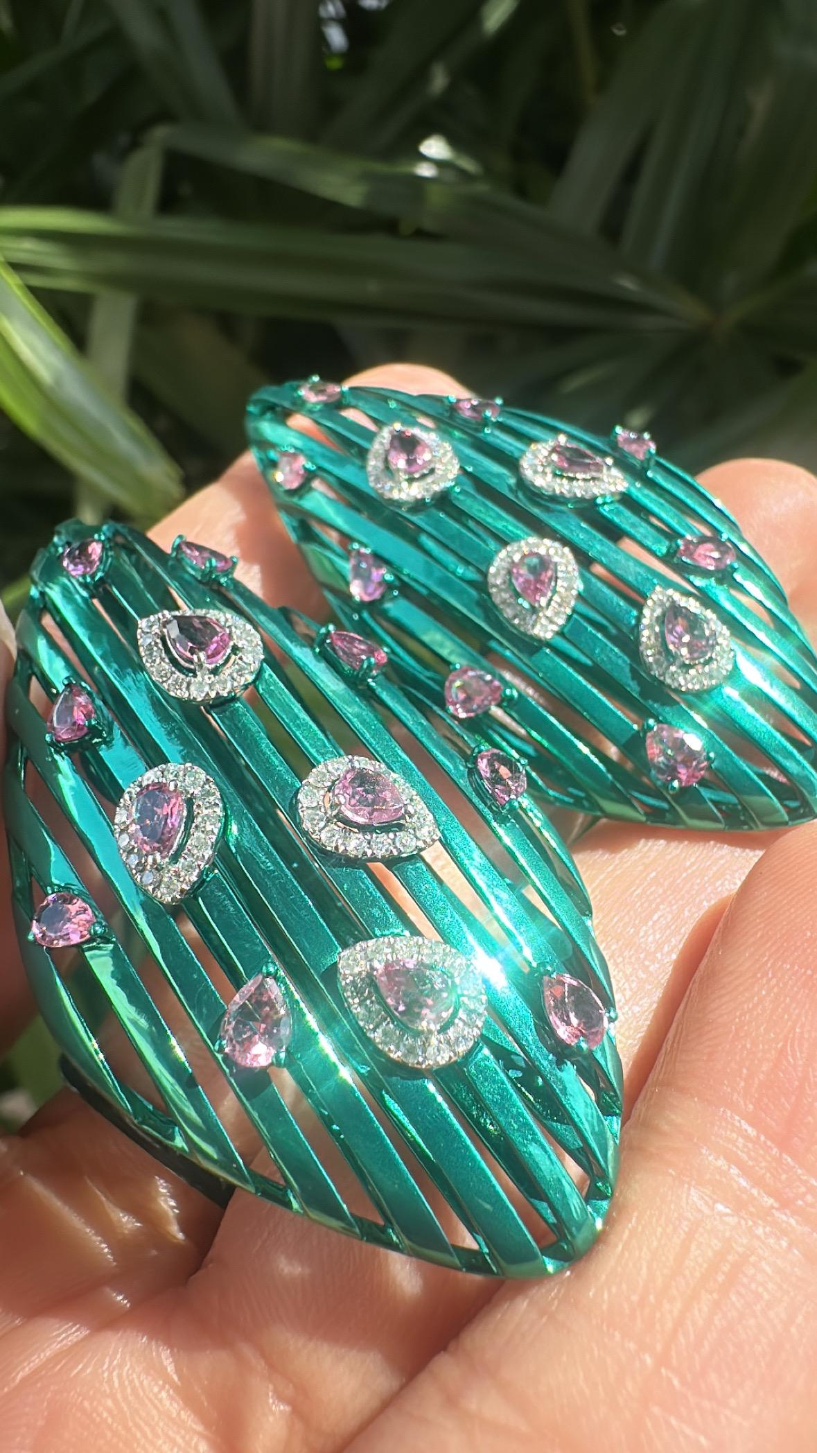 da uomo o donna Orecchini chandelier in oro 18 carati, titanio verde, tormalina e diamanti in vendita