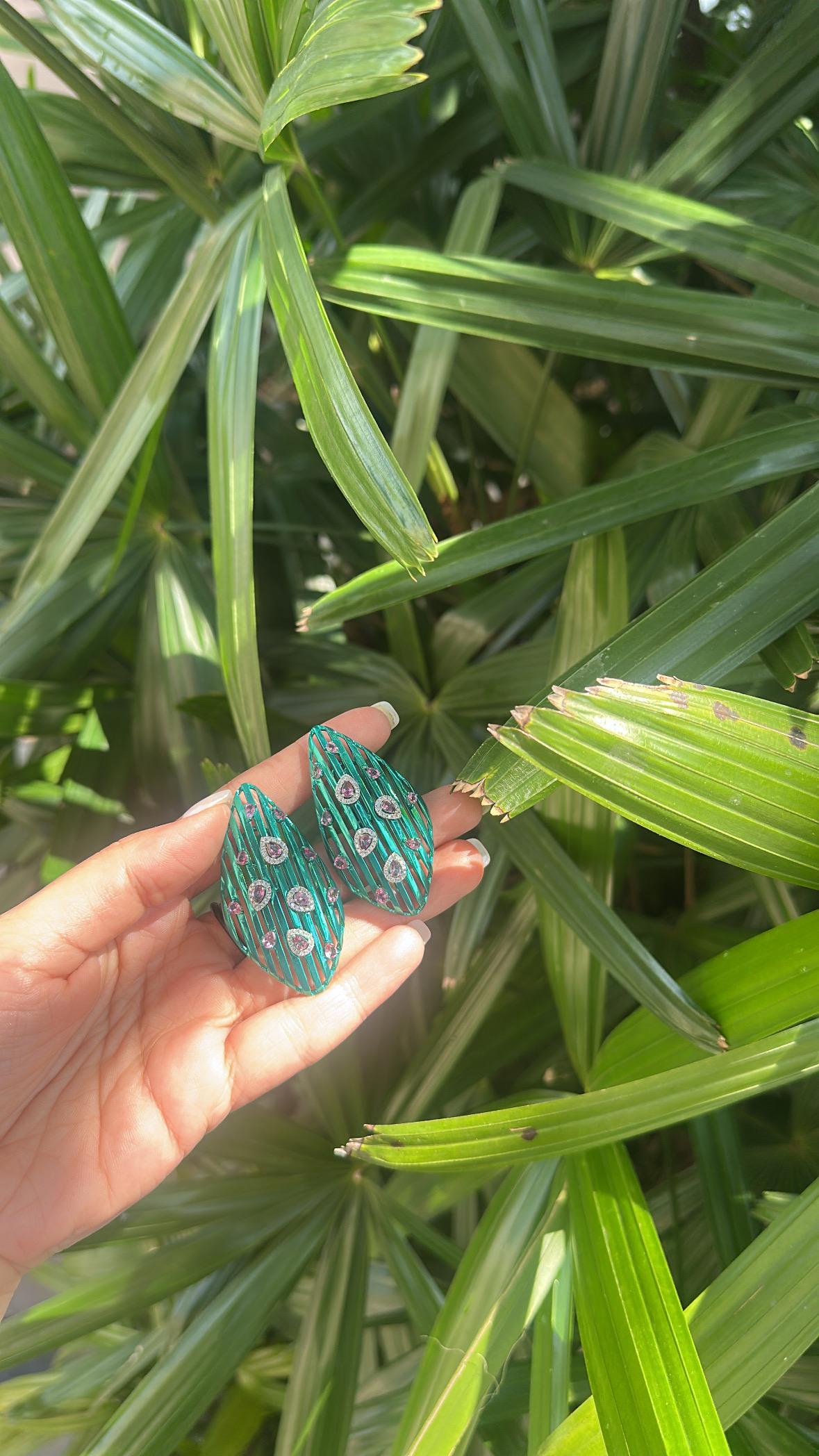 Orecchini chandelier in oro 18 carati, titanio verde, tormalina e diamanti in vendita 1