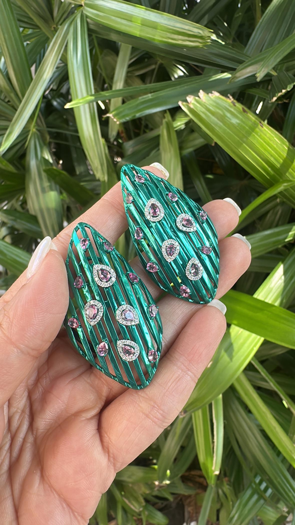 Orecchini chandelier in oro 18 carati, titanio verde, tormalina e diamanti in vendita 2