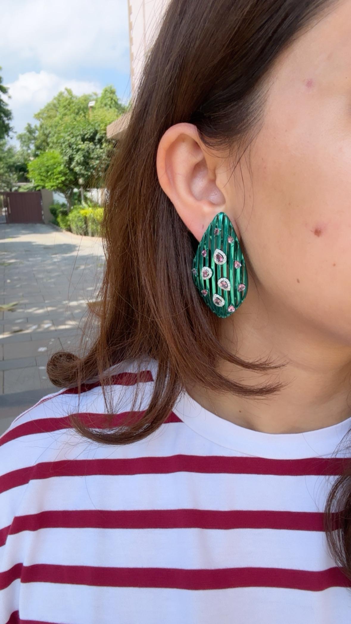 Orecchini chandelier in oro 18 carati, titanio verde, tormalina e diamanti in vendita 3