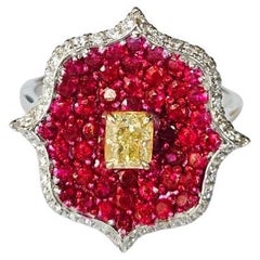 Anillo de compromiso en oro de 18 quilates, rubíes engastados invisibles, diamantes amarillos y diamantes