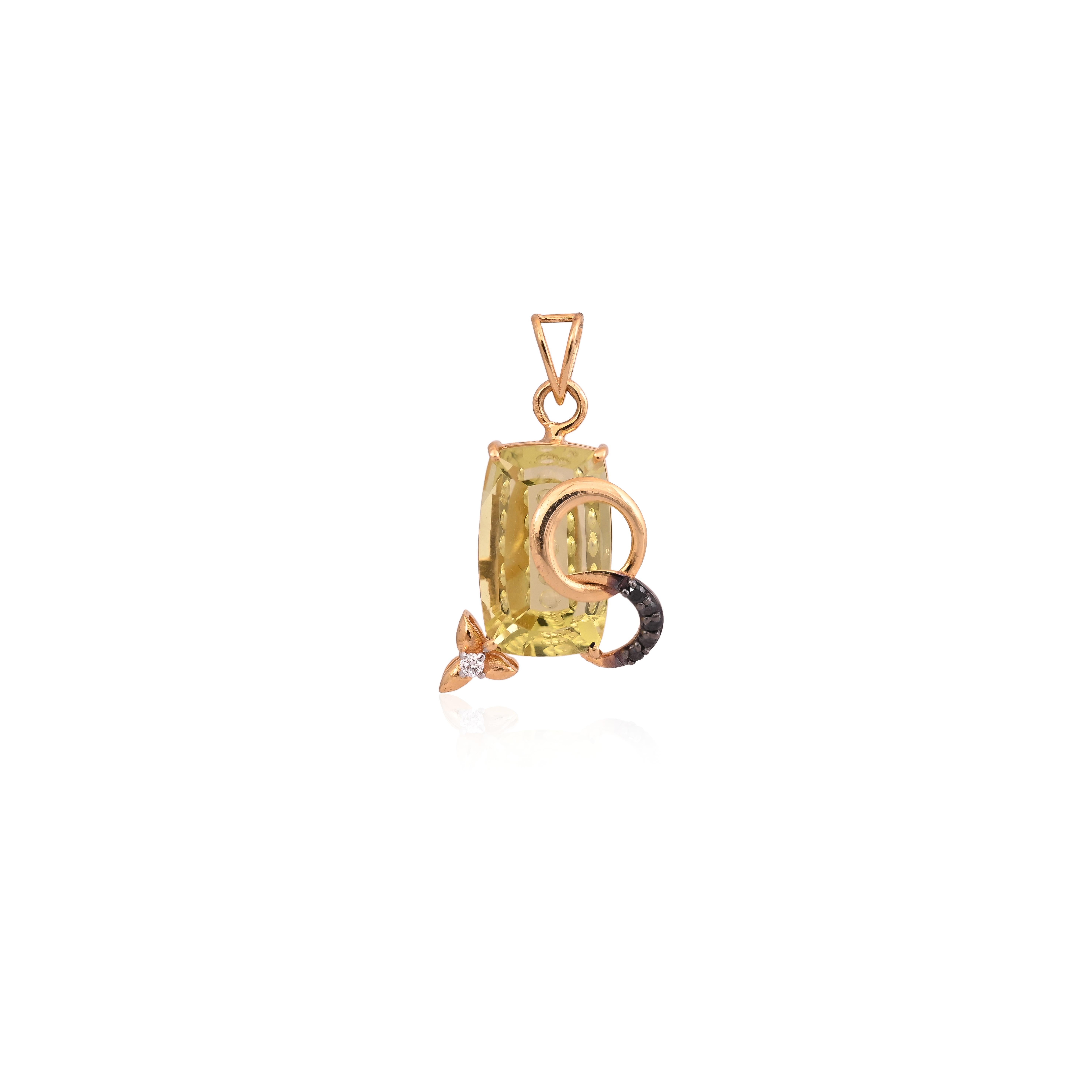 Très belle parure de colliers et de boucles d'oreilles avec pendentifs en topaze citron.  Réalisé en or jaune 18 carats et diamants blancs et noirs. Le poids de la topaze citron est de 22,92 carats. Le poids total des diamants est de 0,17 carats. Le