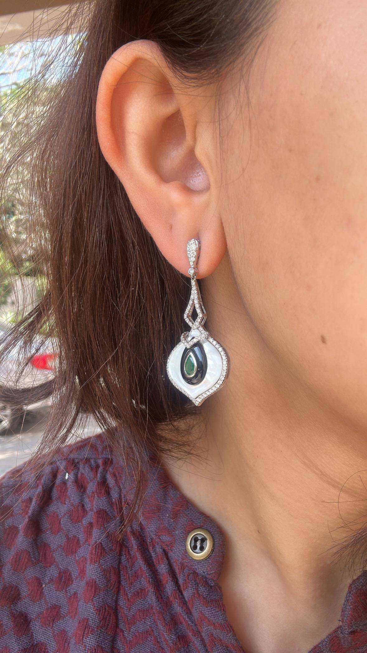 Pendientes colgantes engastados en oro de 18 quilates, madreperla, ónice negro, esmeralda y diamantes en venta 4