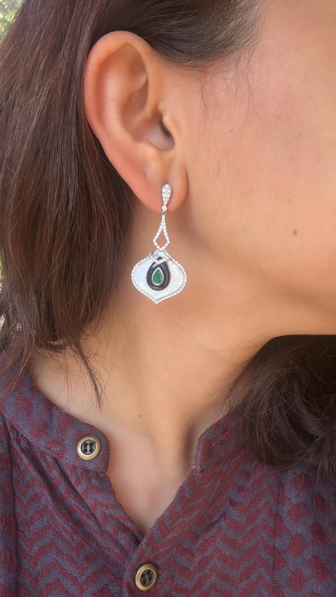 Pendientes colgantes engastados en oro de 18 quilates, madreperla, ónice negro, esmeralda y diamantes en venta 5