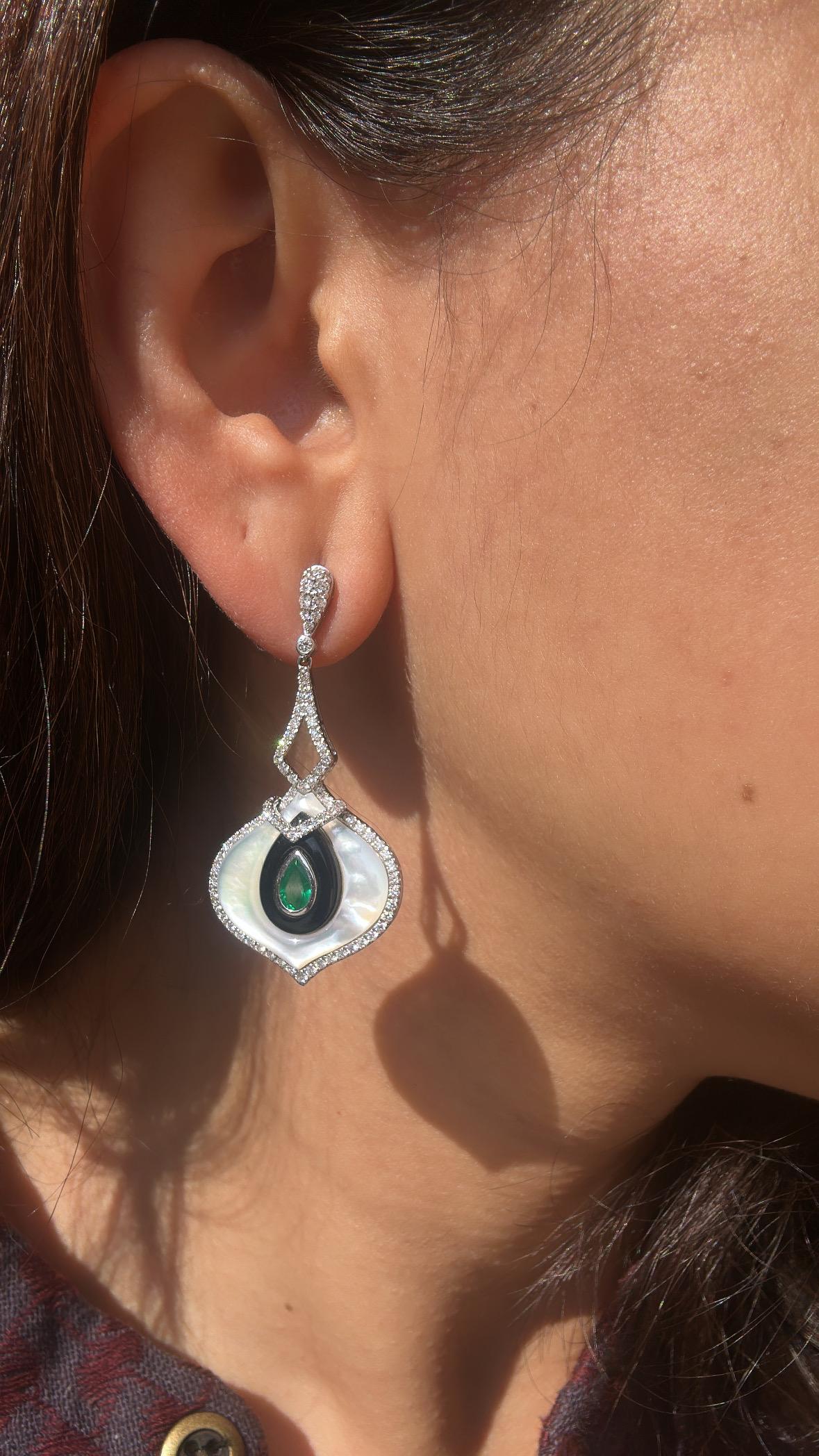 Pendientes colgantes engastados en oro de 18 quilates, madreperla, ónice negro, esmeralda y diamantes en venta 6