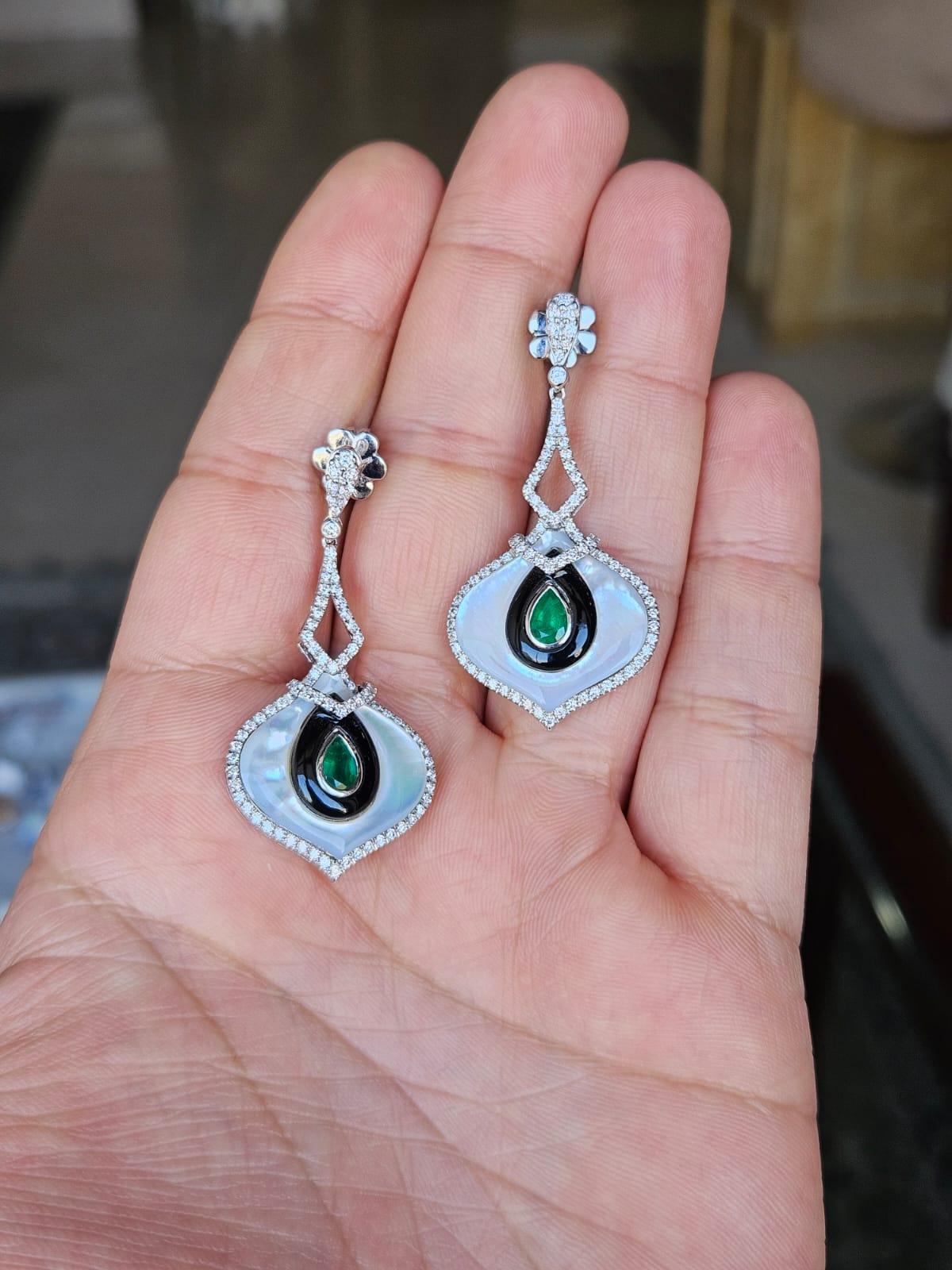 Preciosos pendientes colgantes de madreperla, ónice negro y esmeraldas, de estilo Art Déco, engastados en oro blanco de 18 quilates y diamantes naturales. El peso de la madreperla tallada a medida es de 4,41 quilates. El peso del Ónice Negro tallado