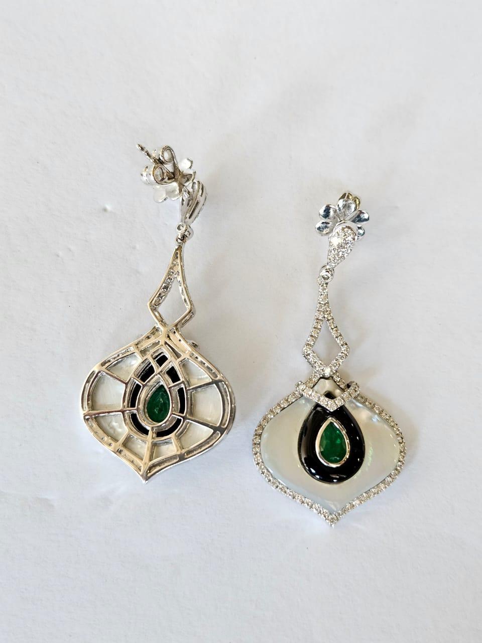 Pendientes colgantes engastados en oro de 18 quilates, madreperla, ónice negro, esmeralda y diamantes Art Decó en venta