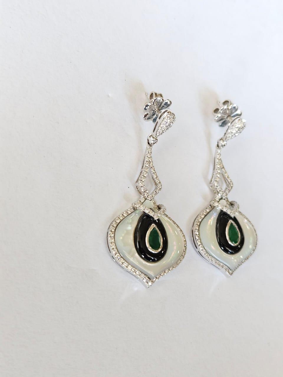 Pendientes colgantes engastados en oro de 18 quilates, madreperla, ónice negro, esmeralda y diamantes Corte pera en venta