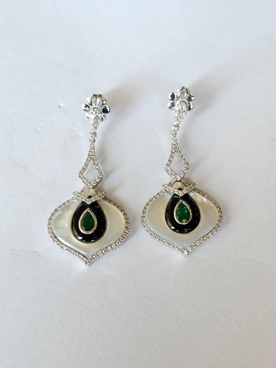 Pendientes colgantes engastados en oro de 18 quilates, madreperla, ónice negro, esmeralda y diamantes en Nuevo estado para la venta en Hong Kong, HK