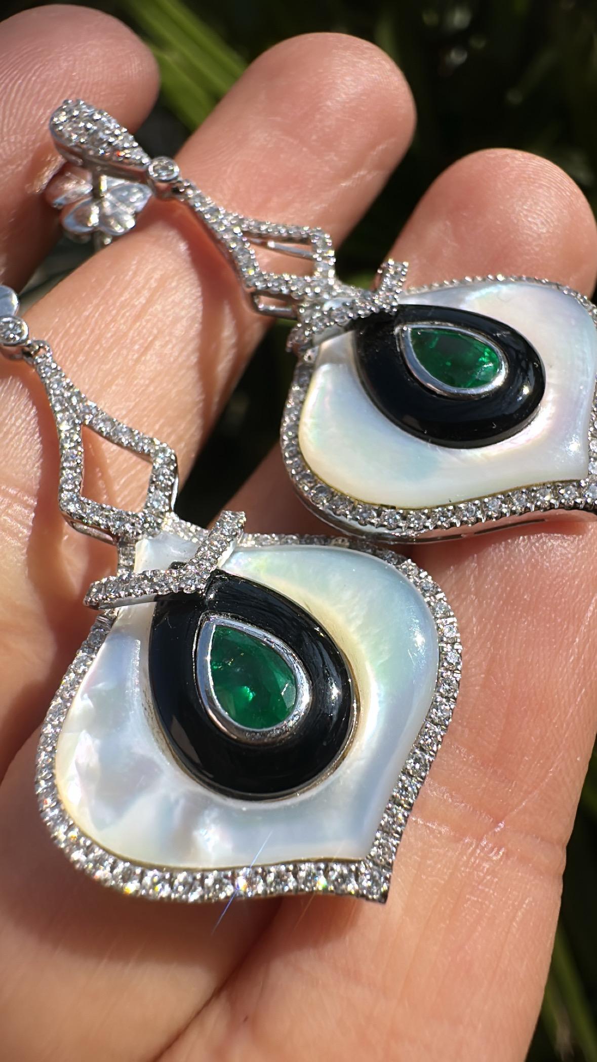 Pendientes colgantes engastados en oro de 18 quilates, madreperla, ónice negro, esmeralda y diamantes en venta 1