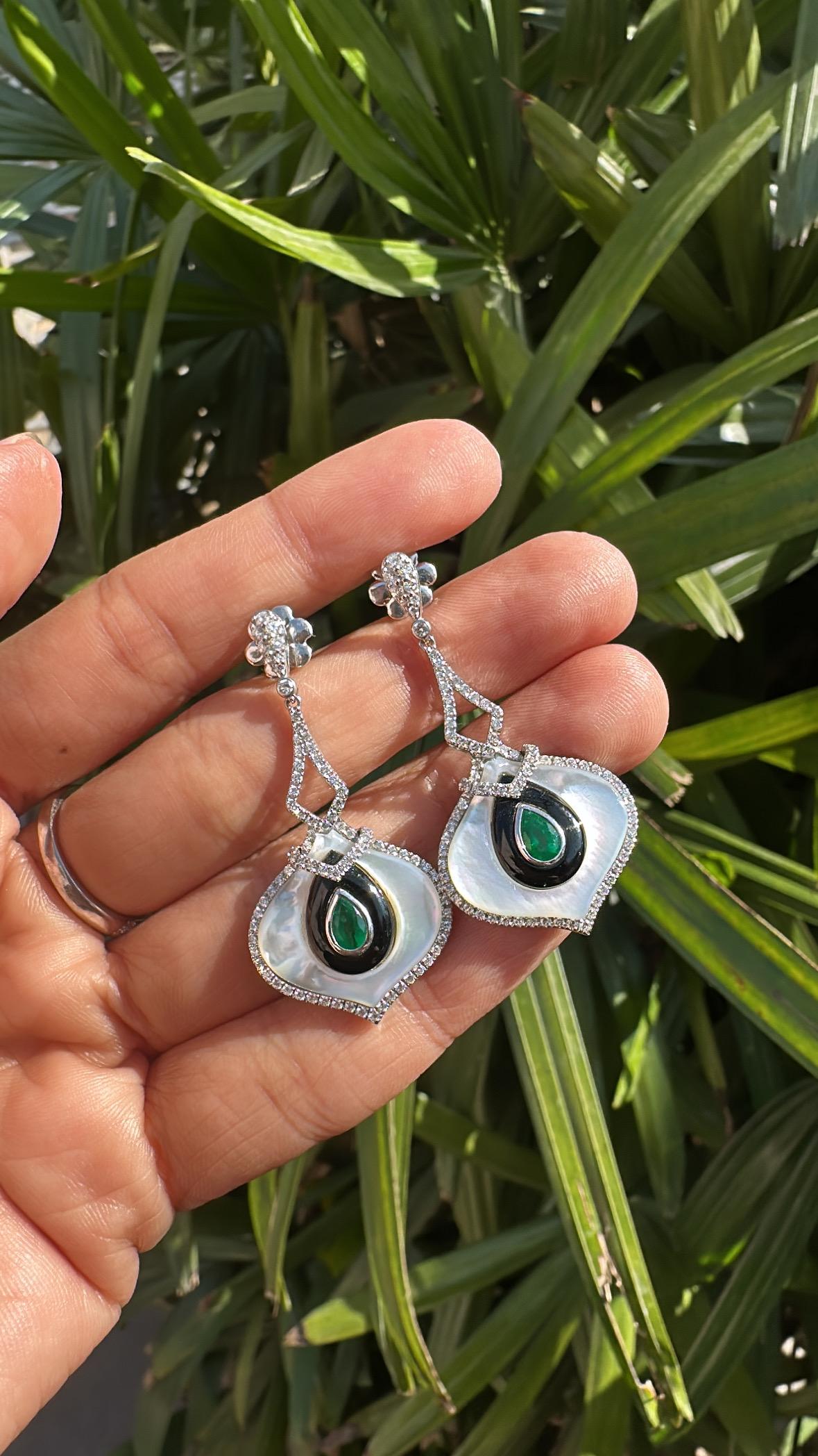 Pendientes colgantes engastados en oro de 18 quilates, madreperla, ónice negro, esmeralda y diamantes en venta 2