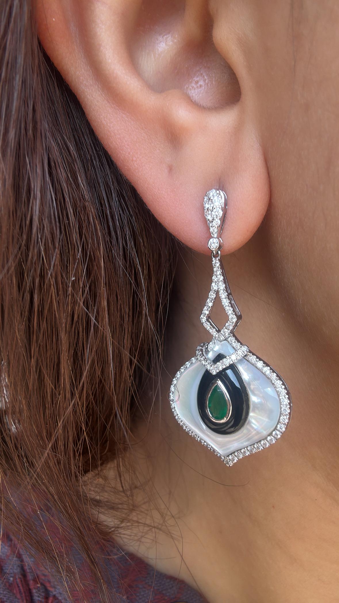 Pendientes colgantes engastados en oro de 18 quilates, madreperla, ónice negro, esmeralda y diamantes en venta 3