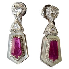 Pendientes colgantes engastados en oro de 18 quilates, rubíes de Mozambique, perlas y diamantes talla rosa