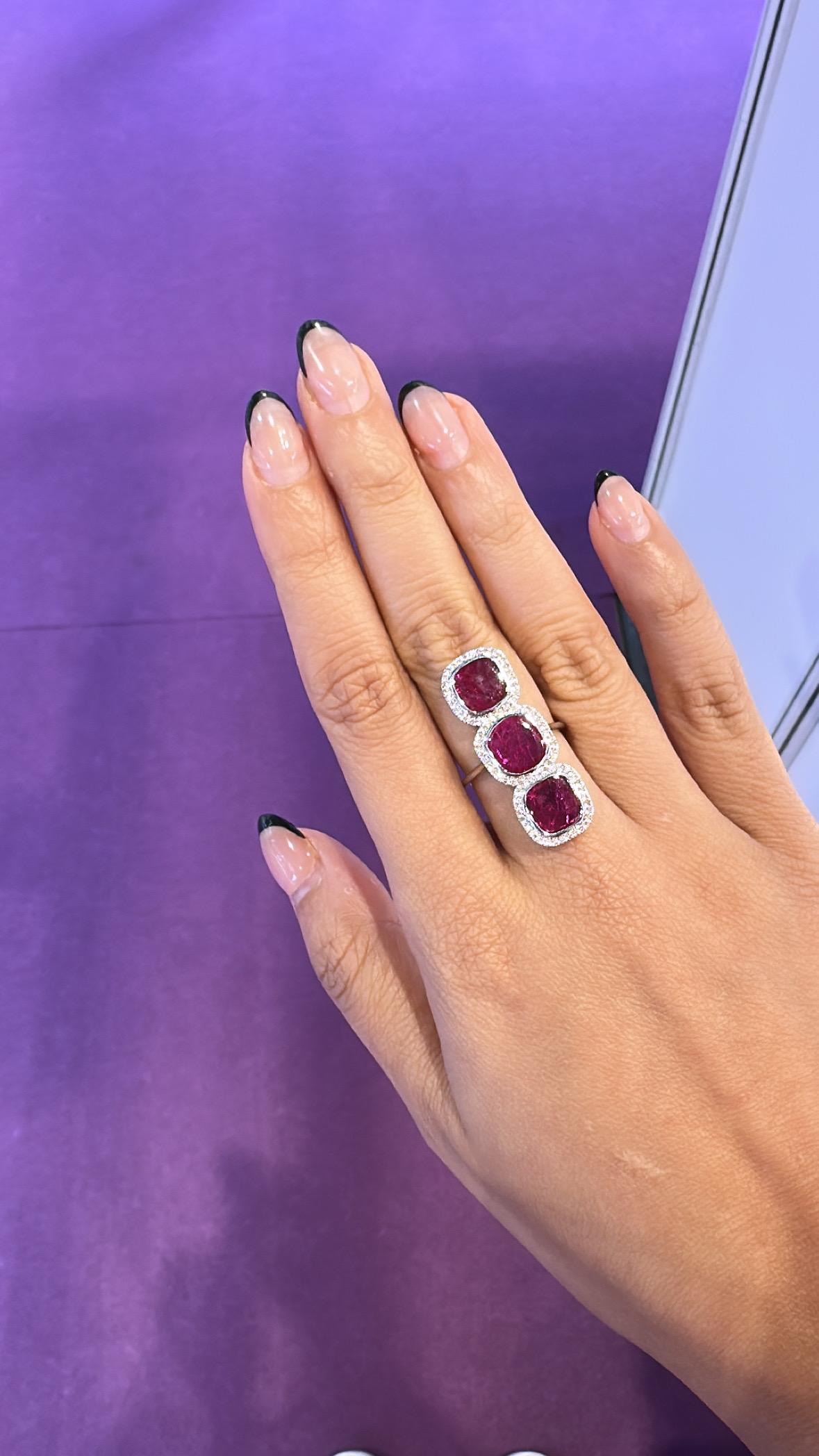 Cocktailring aus 18 Karat Gold, Mosambik-Rubin und Diamanten, mit drei Steinen im Angebot 4