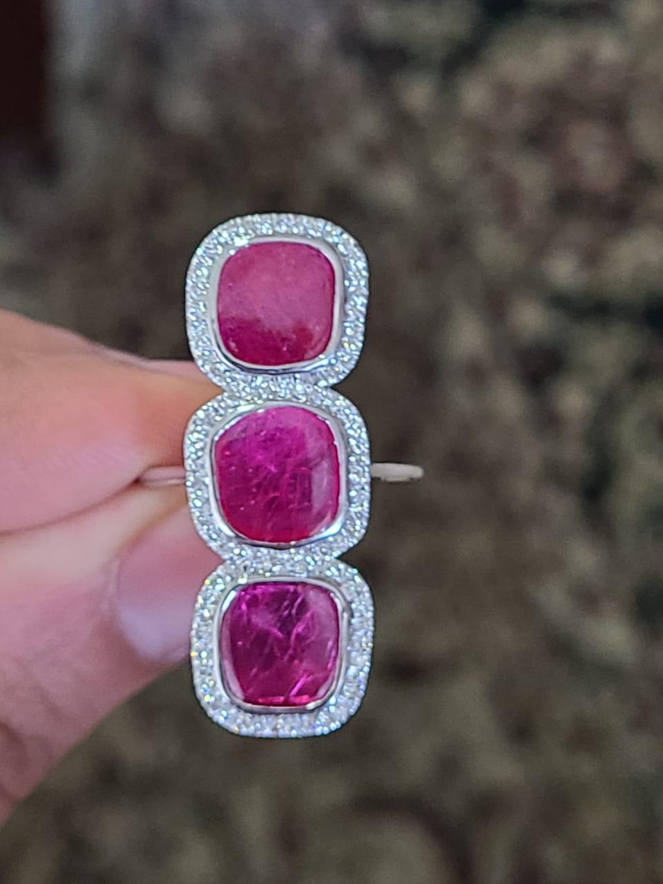 Cocktailring aus 18 Karat Gold, Mosambik-Rubin und Diamanten, mit drei Steinen (Art déco) im Angebot