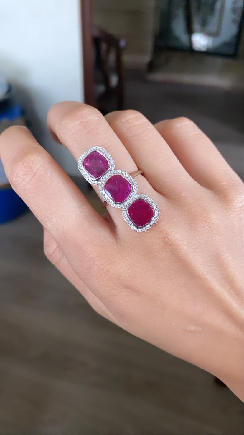 Round Cut Set in 18K Gold, Mozambique Ruby & Diamonds Cocktail, Three Stone Ring For Sale