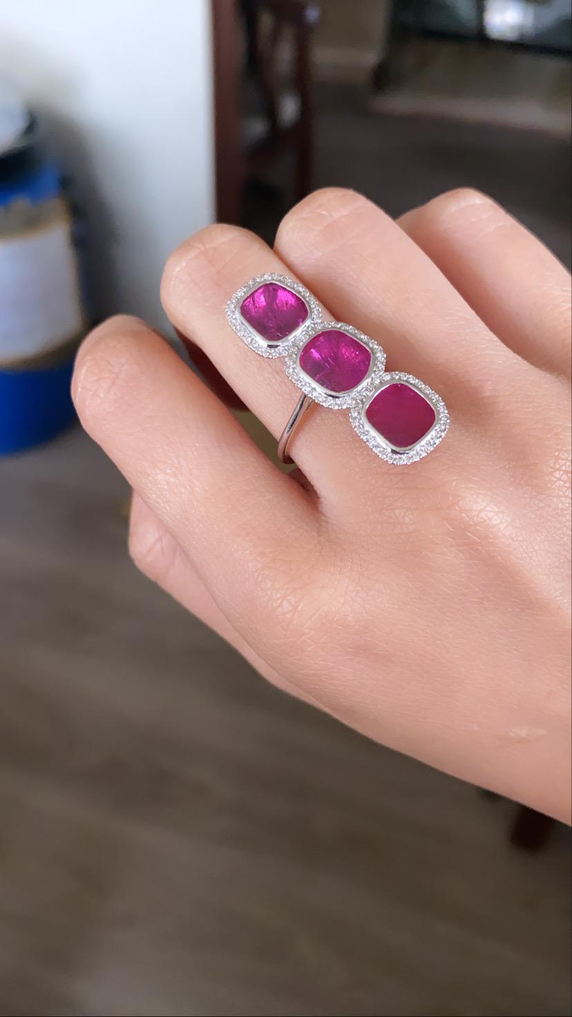 Set in 18K Gold, Mozambique Ruby & Diamonds Cocktail, Three Stone Ring In New Condition For Sale In Hong Kong, HK