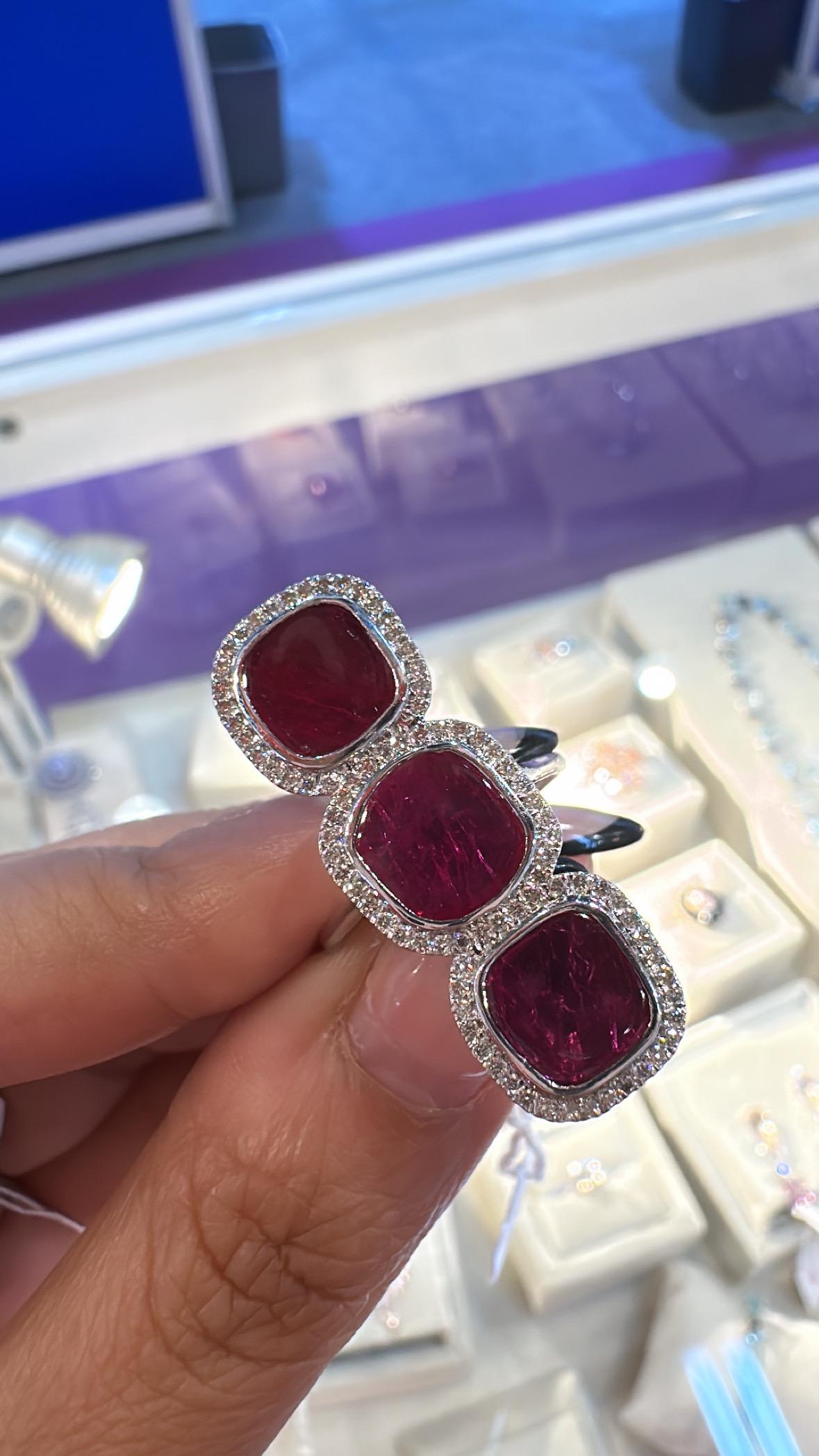 Cocktailring aus 18 Karat Gold, Mosambik-Rubin und Diamanten, mit drei Steinen im Angebot 1