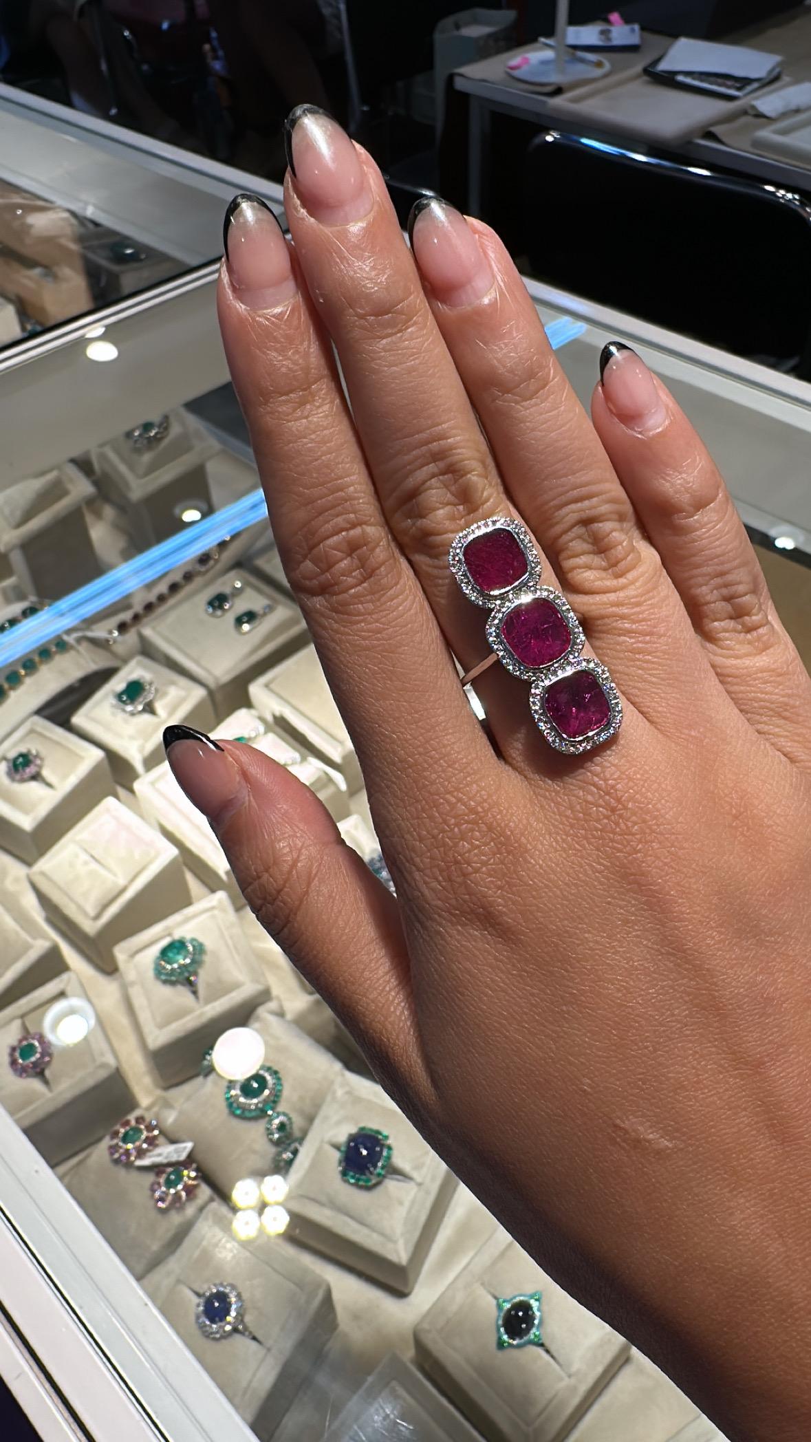 Cocktailring aus 18 Karat Gold, Mosambik-Rubin und Diamanten, mit drei Steinen im Angebot 2